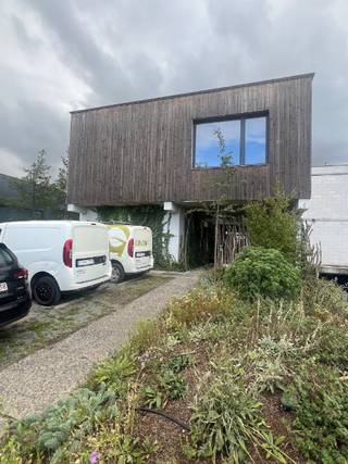 UNIEKE KNAPPE  KANTOORRUIMTE MET VEEL EXTRA MOGELIJKHEDEN zeer ruim kantoor in industriële loft stijl overladen met lichtinvallen met 4 tal burelen...