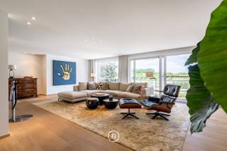 Op de volledige derde verdieping van een kleinschalige residentie, aan de oevers van de oude Leiearm, bevindt zich dit uitzonderlijke appartement...