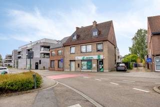 Welkom in het Burgemeester Heymansplein 6 te Beverlo!In het hart van Beverlo-centrum, op een uitstekend bereikbare en zichtbare locatie, bieden wij dit gelijkvloerse handelspand aan met een oppervlakte van ca. 176 m² en bouwjaar 1982.Beverlo, deelgemeente van Beringen, geniet van een centrale ligging met vlotte verbindingen naar omliggende steden en gemeenten. Het pand bevindt zich aan het herkenbare Burgemeester Heymansplein, waar ruime parkeermogelijkheden tegenover het gebouw een grote meerwaarde vormen voor klanten en bezoekers.Dankzij de praktische indeling en de ruime oppervlakte leent dit pand zich perfect voor diverse commerciële activiteiten, kantoorfuncties of vrije beroepen.Troeven van dit pand:Ca. 176 m² bruikbare oppervlakteCentrale en zichtbare ligging in BeverloVerwarming én koeling via airco-unitsGeen renovatieverplichtingenRuime parkeermogelijkheden vlak tegenover het pandGeschikt voor uiteenlopende commerciële of professionele invullingenGoede bereikbaarheid via omliggende verbindingswegenIndeling:InkomhalBalieWachtruimte3 aparte bureauruimtesKeukenToilettenBent u op zoek naar een instapklare commerciële ruimte op een goed bereikbare locatie? Dan is dit pand zeker een bezoek waard!Bestuursmaatregelen in het maatregelenregister: nee
