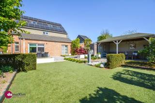 <p><span>Exclusieve, energiezuinige villa op een rustige locatie in Schiplaken</span></p><p><span> </span></p><p><span>Droom je van luxe en een moderne woning in een rustige, groene omgeving? Deze exclusieve villa biedt alles wat je zoekt en méér. Met een uitmuntende afwerking, energielabel A en aandacht voor duurzaamheid, is dit een huis om in weg te dromen!</span></p><p><span> </span></p><p><span>Bij binnenkomst in de royale, open inkomhal valt meteen de stijlvolle afwerking en overvloed aan licht op. Vanuit de gezellige leefruimte met zit- en eetgedeelte geniet je van zicht op de volledig aangelegde tuin.De hypergeïnstalleerde leefkeuken is voorzien van alle luxe die je maar kunt wensen. Aansluitend vind je een ruime, praktisch ingerichte berging. Verder biedt het gelijkvloers ook nog een ruime inpandige garage, een aparte bureauruimte / slaapkamer en douchekamer met wastafel & toilet.</span></p><p><span> </span></p><p><span>Op de eerste verdieping heb je drie ruime slaapkamers, waarbij de master bedroom een privé badkamer heeft met dubbele wastafel, bubbelbad en een prachtige dressing. Verder heb je nog een extra douchekamer met wastafel tussen de 2 kinderkamers.</span></p><p><span> </span></p><p><span>De zolderverdieping? Die is volledig afgewerkt en kan ingericht worden als extra slaapkamers of een stijlvolle home-office. Hier vind je ook de technische ruimte en extra opslagruimte.</span></p><p><span> </span></p><p><span>Buiten biedt de villa alles voor jouw comfort en privacy. Geniet van de prachtig aangelegde tuin, het gezellige terras of het overdekt terras, waar je in alle rust kunt ontspannen. De oprit heeft daarnaast voldoende ruimte voor je wagens.</span></p><p><span> </span></p><p><span>Extra troeven:</span></p><p><span> </span></p><ul><li><span>Vloerverwarming met warmtepomp</span></li><li><span>Zonnepanelen</span></li><li><span>Regenwaterput</span></li></ul><p><span> </span></p><p><span>Deze villa biedt niet alleen luxe maar ook een toplocatie: wandel- en fietsroutes om de hoek en een uitstekende verbinding naar Leuven, Mechelen, Brussel en Antwerpen.</span></p><p><span> </span></p><p><span>Ben je klaar om luxe op z'n best te ontdekken? Bel ons voor een afspraak en kom deze villa zelf ervaren!</span></p><p><span> </span></p><p><span>015 20 36 00 - <span>info@domoxim.be</span></span></p><p><span> </span></p><p><span>domoXim. Waar dromen thuis komen!</span></p><p><span> </span></p><p><span>Ook de waarde van je </span><span>eigen</span><span> woning kennen? Wij geven je graag advies.</span></p>
