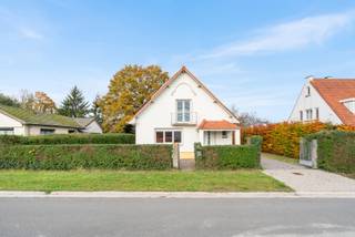 In een rustige en residentiële buurt van Kampenhout, vlakbij de luchthaven en op korte afstand van winkels en invalswegen, vind je deze ruime...