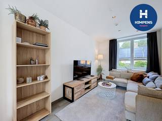 Dit stijlvolle herenhuis werd <strong>volledig ingericht</strong> en succesvol uitgebaat als<strong> vakantiewoning</strong> en beschikt over maar liefst <strong>5 ruime slaapkamers en 5 badkamers</strong>, wat garant staat voor optimaal comfort en privacy voor elke gast.<br /><br />De woning is <strong>volledig operationeel voor vakantieverhuur </strong>en beschikt over een <strong>officieel goedgekeurde toeristische logiesfunctie </strong>toegekend door de <strong>gemeente Koksijde</strong>. Daarnaast is het pand volledig <strong>in orde met de geldende regelgeving</strong>: het is ingeschreven bij <strong>Toerisme Vlaanderen</strong> en beschikt over een<strong> geldig brandveiligheidsattest</strong>.<br /><br />Dankzij de doordachte indeling en complete inrichting biedt deze eigendom een uitstekend verhuurpotentieel met aantrekkelijk rendement. Dit maakt het pand bijzonder interessant voor investeerders die op zoek zijn naar een vastgoedopportuniteit met onmiddellijke exploitatiewaarde én verdere groeimogelijkheden.<br /><br /><u><strong>Belangrijkste troeven</strong></u>
<ul>
	<li>Karaktervol herenhuis</li>
	<li>5 volwaardige slaapkamers &amp; 5 badkamers</li>
	<li>Volledig ingericht en instapklaar voor vakantieverhuur</li>
	<li>Officieel goedgekeurde toeristische logiesfunctie</li>
	<li>Ingeschreven bij Toerisme Vlaanderen</li>
	<li>Geldig brandveiligheidsattest</li>
	<li>Sterk rendements- en investeringspotentieel</li>
</ul>
Deze eigendom vormt een unieke kans voor wie wil investeren in toeristisch vastgoed met schaalbaarheid, of voor wie op zoek is naar een ruime woning met een veelzijdige invulling.<br /><br />📩 <strong>Meer info of bezoek?</strong> Contacteer ons gerust.