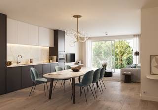 Geniet van ruimte, licht en comfort in deze moderne appartementen met twee slaapkamers. De grote ramen zorgen voor een overvloed aan natuurlijk licht en bieden een fraai uitzicht. De ruime leefruimte met moderne open keuken is perfect voor ontspannen momenten en gezellige samenkomsten. De twee royale slaapkamers en de smaakvolle badkamer maken dit appartement ideaal voor iedereen die extra leefruimte waardeert. Het privéterras nodigt uit om te genieten van het buitenleven. Een harmonie van luxe, comfort en een warme sfeer wacht op jou!