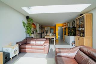 Deze ruime en instapklare woning werd de voorbije jaren volledig en grondig aangepakt. Ook de voor- en achtergevel werden vernieuwd.<br />De lichtrijke leefruimte met open keuken is voorzien van een extra lichtkoepel, waardoor er bijzonder veel natuurlijk licht binnenvalt en het hier aangenaam vertoeven is. Via het grote schuifraam bereik je de onderhoudsvriendelijke tuin met kunstgras en terras. <br />Achteraan de tuin bevindt zich een grote bergruimte/tuinhuis. Ideaal voor fietsen, vuilbakken,... Hier is een doorgang voorzien die leidt naar een aparte, ruime garage die optioneel en afzonderlijk kan worden aangekocht.<br />Op het gelijkvloers zijn er naast de leefruimte en keuken ook een aparte bureauruimte, een praktische berging en een afzonderlijk toilet aanwezig.<br />Op de eerste en tweede verdieping bevinden zich de slaapkamers en de dressing. De dressing vormt een praktische doorloop naar de vaste trap die toegang geeft tot de derde slaapkamer.<br />Verder beschikt de woning over een ruime badkamer met bad, douche en toilet, met aansluitend een praktische wasruimte.<br />De woning is uitgerust met 14 zonnepanelen, airconditioning en heeft een EPC-label A met een score van 76. Daarnaast is er een waterput van 5.000 liter en een droge kelder.<br />De woning is rustig gelegen, nabij groen, winkels en belangrijke invalswegen. <br />Een ruime, energiezuinige en instapklare woning met heel wat comfort en mogelijkheden!<br />Meer informatie of een bezoek?<br />info@rosiersderidder.be | 052/41.41.94<br />Referentie: 5737