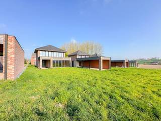 <h3> </h3>

<p><br /><span>Neem een exclusieve kijk in dit project: </span>https://www.youtube.com/embed/he2Veu3j0rs</p>
<br />NIEUWBOUW VILLAWONING met UITGESTREKTE TUIN die geniet van een SUBLIEM UITZICHT OVER DE VLAAMSE ARDENNEN!!!  PRACHTIG GELEGEN in het  PITTORESKE en LANDELIJKE MATER!<br />Deze WIND- EN WATERDICHTE OPEN BEBOUWING beschikt over een UITERST GROOT WOONVOLUME dat nog NAAR EIGEN WENS KAN AFGEWERKT WORDEN. Er is ook de MOGELIJKHEID OM DE WONING AFGEWERKT AAN TE KOPEN, neem contact op voor meer informatie hieromtrent.<br /><span>De woning beschikt over 2 volwaardige woonverdiepingen met een bewoonbaar volume van +/- 175 m² met ruimtes voor een inkomhal, een lichtrijke leefruimte, een open keuken, veel bergruimte, 4 slaapkamers , een badkamer, een zolder en een losstaande garage die ook nog voor andere doeleinden kan aangewend worden.</span><br />Het perceel, genietend van een open uitzicht over het glooiende achterliggende landschap, is zuidoost georiënteerd en geniet van een uitgestrekte grondoppervlakte van +/- 1211 m². Daarnaast is er ruimte voor 1 overdekt terras en een oprit.<br /><br />Adres: Kerkgate 93 te Mater (Oudenaarde)<br /><br />G-score B, P-score D. Geen renovatieverplichting van toepassing.