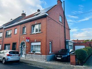 Menen - Ruime woning met garage en tuin te koop.Indeling:Inkomhal, woonkamers met eethoek, wasruimte, badkamer en grote garage1ste verdieping: 2de...