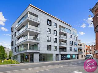 Deze KANTOOR/HANDELSRUIMTE ligt op de Kempische Steenweg op de hoek met de Vaartstraat die uitmondt aan de Blauwe Boulevard, de nieuwe...