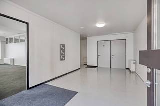 Ontdek dit interessante bedrijfsvastgoed, bestaande uit een commercieel kantoor met een aanpalende studio (totale oppervlakte 132 m²), ideaal...