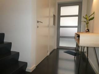 This modern townhouse is located near the Winketkaai and features an entryway with a coat closet, a guest restroom with a sink, and a living area (30 m² + 26 m² mezzanine) that opens onto the garden/patio. Adjacent to the living area is the open kitchen, equipped with an induction cooktop, deep fryer, oven, microwave, plate warmer, refrigerator, freezer, and dishwasher (Siemens appliances).Upstairs is the mezzanine, which also overlooks the garden/patio, as well as a 17 m² office (which can serve as a bedroom). On the second floor, there are two bedrooms (11 m²), one of which has a walk-in closet. There is also a bathroom with a toilet and a walk-in shower.There is a spacious basement storage area (16 m²) adjacent to a two-car garage (mandatory to purchase for 30,000 euros).Located in a quiet neighborhood near the bustling city life of Mechelen. The Vismarkt, the Grote Markt, and the Bruul are within walking distance. The Mechelen train station is within biking distance, public transportation is within walking distance, and it is close to the E19.