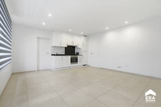 Te koop: recent, lichtrijk en energiezuinig appartement in het centrum van Roeselare, gelegen in een rustige doodlopende straat. Dit appartement,...