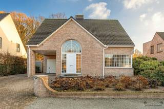 <p><span>Lichtrijke, top-onderhouden woning in een doodlopende straat in hartje Sint-Job</span></p><p><span> </span></p><p><span>In een rustige, doodlopende straat in Sint-Job-in-’t-Goor bevindt zich deze uitstekend onderhouden woning uit 1995. De woning combineert een hoogwaardige afwerking met een uitzonderlijke woonkwaliteit, mede dankzij de overvloedige lichtinval en de directe aansluiting op de natuur. De zuidoostgerichte tuin grenst aan een bos en een speeltuintje, toegankelijk via een poortje achteraan, waardoor volledige privacy en een permanent groen uitzicht gegarandeerd zijn.</span></p><p><span>Daarnaast is de woning uitgerust met een vooruitstrevend verwarmingssysteem met warmterecuperatie, aangevuld met ventilatie D, een bijzonder doordachte keuze die zowel comfort als energiezuinigheid optimaliseert.</span></p><p><span> </span></p><p><span>Indeling</span></p><p><span>Via de inkomhal met hoog plafond en gastentoilet betreedt u een ruime, lichtrijke leefruimte die dankzij grote raampartijen een prachtig zicht biedt op de tuin en het achterliggende bos. De aanpalende keuken is praktisch ingericht en voorzien van recent vernieuwde toestellen. Verder beschikt het gelijkvloers over een handige berging en een ruime garage. De carport zorgt ervoor dat u steeds droog de woning kunt betreden, terwijl de oprit plaats biedt aan vier wagens.</span></p><p><span>Verdieping</span></p><p><span> </span></p><p><span>De eerste verdieping omvat drie ruime slaapkamers met voldoende opbergruimte en een extra burea-kamer die mogelijk ingericht kan worden als slaapkamer. De masterbedroom geeft rechtstreeks toegang tot een aparte dressing. De volledig uitgeruste badkamer beschikt over een ligbad, douche, dubbel wasmeubel, toilet en extra opbergruimte. Aan opbergruimte geen gebrek door de extra zolderruimte.</span></p><p><span> </span></p><p><span>Troeven</span></p><p><span>•Rustige, doodlopende straat</span></p><p><span>•Perfect onderhouden en zeer lichtrijke woning</span></p><p><span>•Zuidoost gerichte tuin met directe toegang tot bos en speeltuintje</span></p><p><span>•Volledige privacy: geen achterburen en geen inkijk</span></p><p><span>•Vooruitstrevend verwarmingssysteem met warmterecuperatie</span></p><p><span>•Ventilatiesysteem D</span></p><p><span>•3 ruime slaapkamers, dressing en aparte bureaukamer</span></p><p><span>•Carport + oprit voor 4 wagens</span></p><p><span>•EPC C</span></p><p><span>•16 zonnepanelen, goed voor ca. 4 certificaten/jaar (± €450/stuk)</span></p><p><span> </span></p>