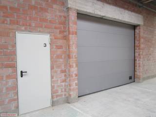 ANTWERPEN - Hoboken, professioneel magazijn van 100m², hoge sectionaalpoort, water, elektriciteit, ruime afgesloten parking, vlakbij centrum - Antwerpen en alle autostrades