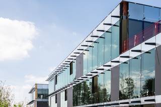 Nieuw te bouwen kantoorgebouw "<strong>Twin Offices</strong>" met zichtbaarheid vanaf de Steenweg en met uitzonderlijke architectuur. Strategisch gelegen op slechts 10 minuten rijden van de E17 (Gent/Antwerpen) en met een uitstekende bereikbaarheid via het openbaar vervoer.<br /><br />De stijlvolle nieuwbouwkantoren zullen ontworpen worden met oog voor detail, <strong>high-end</strong> afwerking en met de nieuwste technieken, een<strong> ideale investering</strong>. Bovendien kunt u genieten van een overvloed aan natuurlijk licht en alle hedendaagse comfort omringt in een groene sfeervolle omgeving. Tevens zullen er zeer ruimte parkeermogelijkheden worden voorzien met laadpalen. Andere oppervlaktes zijn bespreekbaar.<br /><br />Aarzel niet om contact op te nemen met Simon voor bijkomende inlichtingen, gedetailleerde plannen of een vrijblijvend plaatsbezoek via 09 225 09 02. 