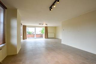 Volledig gerenoveerd appartement in het centrum van Jabbeke. Het appartement bestaat uit een ruime inkomhal met technische berging en apart...