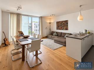 <p><span>Square Estate stelt u dit prachtige appartement met 2 slaapkamers voor, gelegen op de 2de verdieping van een recente mede-eigendom gebouwd in 2022, ideaal gelegen aan de Avenue de Limburg Stirum in Wemmel. Met een oppervlakte van ongeveer 80 m² onderscheidt het appartement zich door zijn verzorgde afwerking, kwaliteitsvolle materialen en uitstekende energieprestaties.</span></p><p><span>Het appartement bestaat uit een inkomhal met onderhoudsvriendelijke tegelvloer, een ruime en lichtrijke leefruimte met kwaliteitsparket en een open, volledig uitgeruste keuken met tal van opbergmogelijkheden. Vanuit de leefruimte heeft u toegang tot een aangenaam terras van ongeveer 6 m².</span></p><p><span>Het nachtgedeelte omvat twee mooie slaapkamers van respectievelijk 13 m² en 9 m², eveneens voorzien van parket, evenals een moderne douchekamer met inloopdouche en dubbele wastafel. Een apart toilet, een wasruimte/berging en een tweede opbergruimte vervolledigen het geheel.</span></p><p><span>Dankzij het uitstekende EPC A niveau E26 geniet het appartement van een performante isolatie en een laag energieverbruik. Een beveiligde overdekte parkeerplaats is inbegrepen in de huurprijs. De mede-eigendom beschikt eveneens over een lift en biedt een moderne en veilige woonomgeving.</span></p><p><span>Ideaal gelegen in de nabijheid van winkels, openbaar vervoer en alle voorzieningen, met bovendien een vlotte verbinding naar de Ring en Brussel.</span></p><p><span>De gordijnen die momenteel in het appartement aanwezig zijn, kunnen eveneens blijven hangen mits overname van de vorige huurder.</span></p><p><span>Huurprijs: 1.300€/maand, parking inbegrepen<br />Gemeenschappelijke lasten: 100€/maand<br />Beschikbaar vanaf: 01/11/2026</span></p><p><span>Voor bijkomende informatie of om een bezoek te plannen, contacteer Square Estate via 02/460.42.01 of <span>info@square-estate.be</span></span></p>