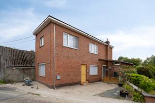 Bent u op zoek naar een woning die u helemaal naar eigen smaak en wensen kunt renoveren? Deze gezinswoning biedt een uitstekende basis, verrassend veel ruimte en een uitstekende ligging nabij alle belangrijke voorzieningen.<br /><br />Indeling en troeven:<br />- Lichte leefruimte: de ruime living vormt het hart van de woning, met voldoende plek voor een gezellige zithoek en eettafel.<br />- Aansluitend bevindt zich de keuken, die mits renovatie kan worden omgevormd tot een moderne kook- en leefruimte.<br />- Op de bovenverdieping bevinden zich drie ruime slaapkamers met een praktische indeling, een badkamer met douche en een apart toilet. <br />- Achteraan beschikt de woning over een onderhoudsvriendelijke buitenruimte, meerbepaald een gezellig, omheind "koerke" — ideaal voor wie houdt van een buitenplek zonder intensief tuinonderhoud.<br /><br />Potentieel:<br />Dankzij de vrijstaande structuur en de royale binnenoppervlakte is dit de ideale eigendom voor aanpakkers, investeerders of gezinnen die op zoek zijn naar een betaalbaar renovatieproject met toekomstperspectief.<br /><br />Ligging:<br />Zeer centraal gelegen met openbaar vervoer, winkels, scholen en belangrijke invalswegen op een boogscheut afstand.<br /><br />Droomt u van een renovatieproject op een toplocatie? Neem vandaag nog contact met ons op voor meer informatie of om een bezoek in te plannen!<br /><br />Bij Albert kom je thuis!