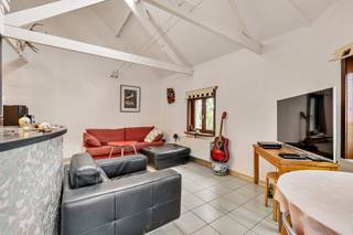 Bent u op zoek naar een karaktervol duplexappartement op een toplocatie in Sint-Amandsberg? <br />Dan is deze duplex zeker een bezoekje waard. <br /><br />INDELING:<br />Via de inkomhal met vestiaire en inbouwkasten, inclusief aansluitingen voor wasmachine en droogkast, komt u in de lichtrijke leefruimte. De hoge plafonds met witte houten gebinten geven de leefruimte een uniek karakter. De ronde keukenbar sluit naadloos aan op de uitgeruste open keuken. De ruime badkamer beschikt over een ligbad, douche, lavabo in een meubel en hangtoilet. Via een molenaars trap bereikt u de slaapkamer op de bovenverdieping, met aansluitend een extra berging. <br /><br />TROEVEN:<br />- Het appartement is energiezuinig (Label B), asbestveilig en elektrische installatie is conform AREI.<br />- Het dak is geïsoleerd met 8 cm MW, de gevel is recent geïsoleerd met 6 cm EPS.<br />- Overal dubbel HR-glas.<br />- CV op aardgas met een nieuwe brander (2022) - energieklasse A.<br /><br />Dankzij de ligging aan het vernieuwde Heilig Hartplein bevinden winkels, openbaar vervoer en de Gentse binnenstad zich op wandel- of fietsafstand.<br />De kerk is nu omgetoverd naar een moderne en warme ontmoetingsplek met een restaurant en de mogelijkheid om zalen te huren.<br /><br />Kortom, een ideale woonst voor wie op zoek is naar een duplex met karakter, een originele indeling en uitstekende bereikbaarheid.<br /><br />Voor meer informatie of een bezoek, bel Lisse: 0477 17 19 12 of mail naar lisse@cornelis-goeman.be<br />De vermelde oppervlakten zijn louter informatief en niet bindend.
