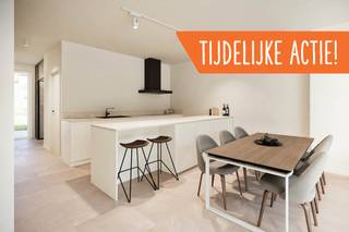 TIJDELIJKE ACTIE OP ALLE WONINGEN - KOOP NU, BETAAL LATER! TIJDELIJK GEEN VOORFINANCIERING VEREIST. BETAAL DUS PAS VOOR UW WONING OP HET MOMENT U ERVAN KAN GENIETEN. (*)<br />MOGELIJKS 6% BTW, ZOWEL VOOR EIGEN BEWONING ALS VOOR INVESTEERDERS -Deze ruime nieuwbouwwoning is gelegen in blok C van project 'De Jacobshoeve', een fantastisch nieuwbouwproject met in totaal 21 appartementen, 10 nieuwbouwwoningen en een boerenwoning, gelegen aan de Walenhoek, midden in het centrum van het het rustige polderdorpje Zandvliet. Hoewel het in deze straat bijzonder rustig wonen is en er vrijwel enkel bestemmingsverkeer passeert, zijn winkels, openbaar vervoer, scholen en horeca allemaal op wandelafstand te vinden. De woning wordt voorzien van heel wat hedendaagse technieken, zoals zonnepanelen, ventilatiesysteem type D, warmtepomp voor zowel vloerverwarming als -koeling,... Dankzij flink wat energetische inspanningen zal de woonst een E-peil 30 bekomen, waardoor deze ook aan de eisen voor een BEN-woning (bijna-energie-neutraal) zal voldoen. U komt de woning binnen via een aparte inkomhal met ruimte voor vestiaire, vanwaar u meteen toegang heeft tot een gastentoilet, het bureau, een berging/wasplaats en de gezellige leefruimte met open keuken. Het grote schuifraam aan de tuinzijde zorgt voor een fijne inval van daglicht in de woonkamer. Het bureau is gelegen aan de voorzijde van de woning en zou ook prima kunnen dienen als speelhoek, hobbykamer of zelfs als kleine praktijkruimte. De houten trap leidt vanuit de woonkamer naar de nachthal op de 1e verdieping. Deze hal verbindt de badkamer met 3 slaapkamers, waarvan 1 riante master-bedroom met mogelijks een dressing en 2 volwaardige kinderkamers. De gezellige, privatieve tuin met aangelegd terras is toegankelijk via het schuifraam in de leefruimte. U vindt hier een tof, zuid-georiënteerd plekje waar u heerlijk van de buitenlucht kan genieten. Verder kan u als bewoner ook vrij gebruik maken van het groene, autovrije binnenerf. Een regenwaterput zal worden aangesloten op het toilet, de wasmachine en eventueel een buitenkraantje. Het naastgelegen appartementsgebouw blok A beschikt tevens over een grote ondergrondse parkeergarage, dewelke op verschillende plaatsen met een lift toegankelijk is. Hier bevinden zich privatieve autostaanplaatsen, kelderbergingen en verschillende fietsenbergingen. De ontwikkelaar zal in de ondergrondse garage de nodige infrastructuur voorzien waarop de koper, voor eigen rekening, eventueel een laadpunt kan laten aansluiten. Verder is er aan de inrit van de kelder nog een bovengrondse parking aanwezig met 11 staanplaatsen voor bezoekers. Ook gemeenschappelijke fietsenbergingen hebben op verschillende praktische plaatsen op het terrein een plekje gekregen. Voor bovenvermelde prijs koopt u de afgewerkte woning zoals beschreven in het verkooplastenboek. Deze kan u terugvinden onder het tabblad 'Documenten'. Grote troef is dat u, bij tijdige beslissing en in samenspraak met de bouwheer, de afwerking nog naar eigen smaak kan bepalen. Twijfel niet een vrijblijvende afspraak te maken. Onze makelaars lichten u graag verder in.<br />(*) Informeer bij Fimmo naar de voorwaarden. 