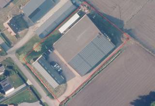 Loods en zeugenstal zijn nieuw gebouwd in 2010.De loods van 490 m² is vernieuwd en verhuurd.De zeugenstal van 2.300 m² is volledig ontruimd, vooraan...