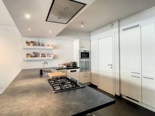 Dit ruime appartement van 96 m² is gelegen op een absolute toplocatie. Op slechts 2 minuten van het Zuid en dus ook op wandelafstand van het historisch centrum van Gent. Bovendien zijn de belangrijkste troeven van dit appartement de zeer ruime en uitgebreide keuken, ideaal voor een hobbykok! Anderzijds beschikt dit appartement over een ruim, aangenaam en overdekt terras!Indeling van het appartement: Inkomhal - leefruimte - zonnig terras - open keuken - berging - apart gastentoilet - slaapkamer 1 - badkamer - slaapkamer 2 - kelderberging - fietsenberging.De gemeenschappelijke kosten onder de vorm van een provisie bedragen 75 euro/ maand en dienen voor het onderhoud van de gemene delen.Beschikbaar vanaf 01/09/2026.