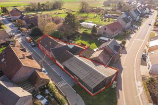 Maison entièrement rénovée avec garage et remise spacieuse dans un emplacement central près du centre de Tildonk.    La propriété comprend un hall...