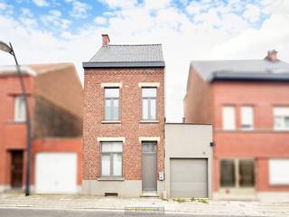 <strong><span><span>1ste bezoekdag </span></span><span><span>vrijdag 28 november</span></span><span><span>! Inschrijven kan via </span></span><span><span>www.nobels.be</span></span><span><span> onder referentienummer </span></span><span><span>4190749</span></span><span><span>.</span></span><br /><br />CHARMANTE STADSWONING MET GARAGE</strong> en <strong>ZONNIGE STADSKOER</strong> op toplocatie nabij de <strong>GROTE MARKT VAN RONSE</strong>. Deze gesloten bebouwing biedt met haar <strong>LICHTRIJKE LEEFRUIMTE</strong>, volledig uitgeruste keuken en <strong>GEZELLIGE HAARDVUUR</strong> een <strong>WARM THUISGEVOEL</strong> voor <strong>STARTERS OF INVESTEERDERS</strong>. De <strong>INPANDIGE GARAGE</strong> is een absolute troef in het stadscentrum en zorgt voor extra bergruimte en <strong>COMFORT</strong>. Boven bevinden zich <strong>TWEE SLAAPKAMERS</strong> en een nette badkamer.. Het aangename koertje achteraan vormt een <strong>RUSTIGE BUITENPLEK MIDDEN IN DE STAD</strong>. Technisch is de woning voorzien van <strong>CONFORME ELEKTRICITEIT</strong>, <strong>HOOGRENDEMENTSBEGLAZING</strong> en <strong>GEÏSOLEERD DAK. </strong>Bij vervanging van de huidige verwarmingsketel naar een <strong>CONDENSATIEKETEL OF WARMTEPOMP</strong> zal de <strong>RENOVATIEPLICHT</strong> <strong>WEGVALLEN</strong>. De woning is momenteel verhuurd aan <strong>€650/MAAND</strong>, wat zorgt voor een <strong>AANTREKKELIJK RENDEMENT</strong>.<br /><br /><strong>Adres:</strong> Grote Marijve 35 te Ronse<br /><br />Renovatieplicht van toepassing; P-score: A, G-score: A