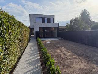 <p>Deze nieuwbouwwoning is gelegen in een doodlopende straat in het centrum, op wandelafstand van school, winkels en openbaar vervoer. Op de gelijkvloerse verdieping bevinden zich een inkomhal met apart toilet, een berging en een lichtrijke leefruimte met open keuken. Op de eerste verdiepingen vinden we 3 ruime slaapkamers terug, een wasplaats en een een badkamer die voorzien is douche, bad en dubbele wastafel. Op de nachthal is ook nog een apart toilet voorzien. Vooraan de woning is er een parkeerplaats voor 1 wagen voorzien en een buiten berging. Deze woning beschikt over alle moderne comfort en wordt nog verder afgewerkt met kwaliteitsmaterialen (keuken, binnendeuren, bekleding trap,...). Verkoop onder btw (registratierechten op de grond, btw op de constructiewaarde). Maak snel uw afspraak! </p>