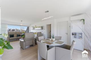 <p><strong>Te koop: uitzonderlijk ruim duplexappartement (±164 m²) met 4 slaapkamers, 2 badkamers, 2 terrassen en zeer veel lichtinval</strong></p>

<p>Dit duplexappartement, gelegen op Paardenmarkt 14, bevindt zich op wandelafstand van winkels, horeca en openbaar vervoer. Bovendien is er steeds voldoende parkeergelegenheid vlak naast het gebouw. </p>

<p>Indeling:<br />• Inkomhal met inbouwkast en afzonderlijk toilet<br />• Ruime, lichtrijke leefruimte met <strong>parketvloer </strong>en directe toegang tot het terras<br />• Eethoek aansluitend op de keuken<br />• Volledig uitgeruste keuken met praktische indeling en aangrenzende berging<br />• <strong>Vier slaapkamers</strong> verdeeld over twee verdiepingen<br />• <strong>Twee badkamers</strong>, waarvan één met inloopdouche en dubbele wastafel<br />• <strong>Twee terrassen (samen 30 m²) met oost- en westoriëntatie</strong><br />• Technische ruimte en extra bergruimte</p>

<p>Troeven:<br />• Centrale ligging in het hart van Poperinge<br />• Duplexindeling met veel ruimte en mogelijkheden (gezin, thuiswerk, hobbyruimte…)<br />• Twee terrassen met verschillende oriëntaties, zodat je de<strong> hele dag van de zon kan genieten</strong><br />• <strong>Energiezuinig (EPC B – 129 kWh/m²)</strong><br />• <strong>Elektriciteit conform</strong><br />• <strong>Fietsenstalling aanwezig</strong><br />• <strong>Asbestvrij (bouwjaar na 2001)</strong></p>

<p>Neem vandaag nog contact op met je ERA-makelaar voor een bezoek!</p>

<p>JOUW DROOMAPPARTEMENT. ZO GEVONDEN! &amp;#127969;</p>