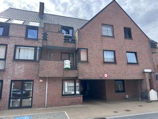 Dit ruim appartement is gelegen in het centrum van Koekelare en bestaat uit: inkomhal - toilet - vestiaire - living - terras - eetkeuken - ruime berging - nachthall - 3 slaapkamers - badkamer met ligbad en afzonderlijke douche - garage. <br /><br />Vrij 1/09/2026. Huurprijs appartement met garage 690 €/mnd + 50 €/mnd syndickosten.