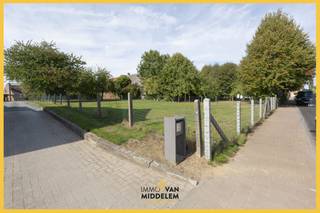 Immo Van Middelem verkoopt deze rustig en residentieel gelegen bouwgrond van +/-2a60ca geschikt voor het oprichten van een half-open bebouwing...