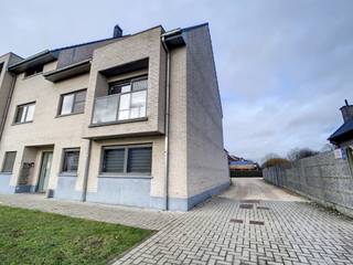 Deze instapklare en ruime duplex is gelegen aan de rand van het centrum van Ninove, op een rustige en aangename locatie. De woning combineert...