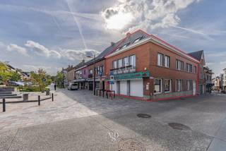 Dit pand, gelegen op de hoek van de Markt en de Onderstraat, geniet van een uitstekende zichtbaarheid in het centrum van Gavere.<br /><br />Het gelijkvloers omvat een handelsruimte en de verdiepingen zijn ingericht als woongelegenheid. Met een gevelbreedte van ca. 9 meter aan de Markt en een zijdelingse gevel van ca. 20 meter langs de Onderstraat beschikt deze eigendom over een opvallende commerciële uitstraling.<br /><br />Een interessante eigendom voor wie wonen en werken wil combineren op een centrale en goed zichtbare locatie.