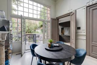 Aan de prestigieuze Amerikalei schittert deze 19e-eeuwse herenwoning, waar historische grandeur en moderne luxe in perfecte harmonie samenkomen. Met een perceel van ca. 333 m² en een woonoppervlakte van ca. 543 m² biedt dit pand vijf verdiepingen vol elegantie en comfort.<br /><br />Achter de statige gevel betreed je een marmeren inkomhal die onmiddellijk de toon zet: elegantie, historie en verfijning. De royale leefruimte baadt in het licht en vloeit harmonieus over in de eetkamer, waar authentieke eer doen aan de rijke geschiedenis van het pand. Aan de achterzijde wacht de leefkeuken met authentieke lichtkoepel, uitgerust met Gaggenau-toestellen en directe toegang tot het terras en de zuidgerichte tuin; een oase van rust midden in de stad.<br /><br />In het souterrain bevindt zich een exclusieve wellness met verwarmd binnenzwembad, sauna en relaxruimte, aangevuld met wijnkelder, wasplaats en een multifunctionele kamer. De verdiepingen erboven huisvesten een master suite met uitzicht op de Leien, slaapkamers met eigen badkamers en dressings, en een elegante bureauruimte met zicht op de tuin. De bovenste verdieping verrast met een royale ontspanningsruimte en panoramisch zicht op het Museum voor Schone Kunsten.<br /><br />Een uitzonderlijk aanbod waar authenticiteit en hedendaags wooncomfort samensmelten. <br />Optioneel is een overdekte autostaanplaats op wandelafstand beschikbaar (€35.000).<br /><br />Ontdek deze unieke kans met LISTED en bel +32 3 283 51 51.