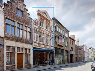 <strong>Bijzondere opbrengsteigendom (240 m²) bestaande uit een dakappartement en drie afzonderlijke kamers met eigen sanitair, gelegen in een kleinschalige residentie nabij het Zuid</strong>.<br /><br /><strong>De doordachte indeling van het eerste verdiep, met drie slaapkamers, drie douchekamers en een open keuken, biedt een uitzonderlijk verhuurbaar potentieel</strong>. Deze verdieping leent zich perfect voor tijdelijke of langdurige verhuur, co-housing of exploitatie als Airbnb/B&amp;B, met een optimale benutting van de beschikbare ruimte en sanitaire voorzieningen. <br /><br /><strong>De huidige jaarlijkse huurinkomsten van de drie kamers komen op ongeveer +/- € 70.000 per jaar wat uitzonderlijke mogelijkheden biedt en een werkelijk uniek rendement.</strong><br /><br /><strong>Het tweede verdiep beschikt over een tweede keuken en leefruimte, evenals een open slaapkamer met ensuite badkamer</strong>. Hierdoor kan dit niveau volledig autonoom functioneren, wat de opdeling in meerdere wooneenheden of een gemengde woon- en verhuurformule bijzonder aantrekkelijk maakt.<br /><br />Dankzij deze flexibele configuratie kan het pand verder worden uitgebaat als een rendabele combinatie van privéwoning en verhuureenheid, als co-housingproject, of als één ruime woonentiteit met vier slaapkamers en privatief sanitair.<br /><br /><strong>Kortom, een atypisch en veelzijdig aanbod met een sterk inkomsten- en waardevermeerderingspotentieel, ideaal voor wie kwalitatief wil wonen en tegelijk een duurzaam extra rendement nastreeft.</strong>