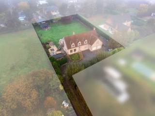 Voor verdere info of een vrijblijvende waardebepaling van uw eigendom: gil.christiaens@homixx.be of 016 792 900.<br /><br />Droomt u van een ruime woning waar u met meerdere generaties comfortabel kunt samenleven, met behoud van ieders privacy? Dan is deze veelzijdige open bebouwing een buitengewone opportuniteit. Gelegen op een prachtige locatie, vlak naast de Lievekensbossen, combineert deze eigendom een groene, rustgevende omgeving met bijzonder veel woonmogelijkheden. Ideaal voor wie een kangoeroewoning zoekt, mantelzorg wil organiseren of graag extra ruimte heeft voor inwonende kinderen.<br /><br />Op het gelijkvloers wordt u verwelkomd in een gezellige leefruimte die aansluit op de vernieuwde, kwalitatieve keuken van DSM uit 2024. De aangrenzende berging zorgt voor extra praktisch comfort. Verder vindt u hier een badkamer met ligbad, douche en dubbele lavabo, evenals drie volwaardige slaapkamers. De prachtige veranda vormt een heerlijke plek om tot rust te komen en dankzij de grote raampartijen geniet u er volop van het zicht op de zonnige tuin en het sfeervolle terras. Hier is het heerlijk vertoeven, met familie en vrienden of gewoon op uw eigen tempo.<br /><br />Ook de bovenverdieping heeft heel wat te bieden. Deze is ingericht als een volwaardige tweede woonruimte, met een eigen leefruimte, een vernieuwd keukengedeelte, een badkamer met bad, douche, toilet en dubbele lavabo én maar liefst vier extra slaapkamers. Zo creëert u moeiteloos een aparte woonomgeving voor ouders, kinderen of andere familieleden, zonder dat iemand hoeft in te boeten aan ruimte of zelfstandigheid.<br /><br />Ook op praktisch vlak zit u hier helemaal goed. De inpandige garage biedt plaats aan twee wagens, aangevuld met twee privatieve buitenparkeerplaatsen. Daarnaast beschikt de woning over een kruipkelder en een handige opbergzolder, bereikbaar via een uitschuifbare trap. Met een gunstige EPC-score C geniet u bovendien van een mooie combinatie van ruimte en energiezuinigheid.<br /><br />Een woning met zoveel mogelijkheden, waar ruimte, privacy en samenhorigheid hand in hand gaan. Misschien wordt dit wel de plek waar uw woonverhaal een nieuw hoofdstuk begint!