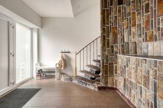 <p>Te koop: instapklare open bebouwing in Boortmeerbeek, op een rustige locatie vlakbij het centrum en de invalswegen.</p><p><br /></p><p>Deze woning biedt een comfortabele indeling en een uitstekende ligging. Dankzij de centrale positie in Boortmeerbeek geniet u van een vlotte verbinding naar omliggende steden, terwijl u toch in een residentiële omgeving woont. De ruime tuin van 945 m² vormt een echte troef voor wie houdt van buitenleven en privacy. De woning is instapklaar, waardoor u zonder werken meteen kunt verhuizen.</p><p><br /></p><p>Belangrijkste ruimtes:</p><p>• Woonkamer met haard en gezellige sfeer</p><p>• Keuken met dubbele spoelbak, vaatwasser, microgolfoven, oven, kookplaat en ingemaakte kasten</p><p>• Badkamer met douche, toilet en wastafel in meubel</p><p>• Vier slaapkamers, ideaal voor gezin of thuiswerk</p><p>• Garage voor extra opslag of wagen</p><p>• Ruime tuin (945 m²) met uitstekende ligging</p><p><br /></p><p>Troeven:</p><p>• Instapklare woning</p><p>• Vlakbij het centrum en invalswegen</p><p>• Ruime tuin met uitstekende ligging</p>