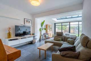 <p>Interesse in dit pand? Neem voor bijkomende informatie of het maken van een afspraak rechtstreeks contact op met Dimitry De Waele via <strong>+32 493 37 27 43</strong> of <strong>dimitry.dewaele@copandi.be</strong>.</p><p> </p><p>Deze ruime gezinswoning is centraal gelegen in Schoten met winkels, scholen, openbaar vervoer en andere voorzieningen binnen handbereik. De woning werd in 2017 uitgebreid, waarbij extra aandacht werd besteed in 2026 aan de gevelisolatie, de ramen en de 8 zonnepanelen. Dit alles resulteert in een gunstig EPC-label B.</p><p> </p><p>De woning betreedt u via de ruime garage, een praktische keuze waardoor jassen, schoenen, fietsen en andere spullen eenvoudig kunnen worden opgeborgen. Er is voldoende plaats om een wagen binnen te parkeren en daarnaast blijft er nog extra bergruimte beschikbaar. In de garage bevinden zich ook een gastentoilet en een handige achterdeur.</p><p> </p><p>Vanuit de garage bereikt u de centrale hal. Aan de voorzijde bevindt zich de vernieuwde keuken, uitgerust met alle nodige toestellen en voldoende opbergruimte. Aan de achterzijde opent de woning zich naar de ruime en bijzonder lichtrijke leefruimte met eetkamer. Dankzij de grote raampartijen geniet u hier van veel natuurlijk licht en een aangenaam zicht op de tuin.</p><p>Via de leefruimte krijgt u toegang tot de volledig omheinde en onderhoudsvriendelijke tuin. Een fijne plek waar u in alle privacy kunt ontspannen en genieten van het buitenleven.</p><p> </p><p>Op de eerste verdieping bevinden zich drie ruime slaapkamers en een badkamer met ligbad, toilet en wastafel. Hier zijn eveneens de aansluitingen voor een wasmachine en droogkast voorzien.</p><p> </p><p>Het dak werd geheel vernieuwd in 2017 en de zolderverdieping is volledig ingericht als royale masterbedroom en vormt een aangename, afzonderlijke verdieping. Naast de slaapruimte is er plaats voor een ontspanningshoek en een dressing. De eigen badkamer is uitgerust met een douche, toilet en wastafel.</p><p> </p><p>Tot slot beschikt de woning nog over een kleine kelder die extra opbergruimte biedt. De elektrische installatie is conform en de gevels werden waar mogelijk geïsoleerd. Enkel de hal en garage dienen nog aangepakt te worden.</p><p> </p><p>Een ruime en energiezuinige gezinswoning met 4 à 5 slaapkamers, 2 badkamers, een garage en een aangename tuin, op een centrale locatie in Schoten.</p>