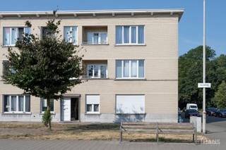 Inkomhal; leefruimte met open, geïnstalleerde keuken en schuifraam naar terras; 2 slaapkamers; badkamer met douche, toilet, lavabo in meubel en spiegel.<br /><br />Vaste kosten: 15 EUR (minuterie en onderhoud centrale verwarming). De nutsvoorzieningen zijn privatief.<br />Geschikt voor maximaal 4 personen.<br />Beschikbaar vanaf 15/08/2026.<br /><br />Huurwaarborg bedraagt 3 maanden huur.<br />Plaatsbeschrijving door extern bedrijf met gedeelde kosten.<br /><br />Een bezoek ter plaatse kunt u enkel online reserveren op www.hansvastgoed.com.<br />Voor meer informatie, bezoek onze website www.hansvastgoed.com of neem contact op met info@hansvastgoed.com of +32 3 366 05 30.