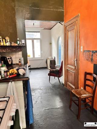 <p><span>Bent u op zoek naar een charmante woning met karakter en schrikken verfraaiingen u niet af? Dan is deze woning zeker een unieke opportuniteit voor u!</span></p><p><span>Gelegen in een opkomende buurt, in rustige, kindvriendelijke omgeving aan een gezellig pleintje, biedt deze woning heel wat troeven. Mede dankzij de centrale ligging hebt u een vlotte verbinding naar het stadscentrum. Winkels, scholen en openbaar vervoer bevinden zich op wandelafstand.</span></p><p><span>Via de inkomhal komt in de kleine maar gezellige leefruimte met open keuken. De te renoveren keuken geeft via een deur toegang naar het achtergelegen koertje/terrasje ideaal om buiten te genieten.</span></p><p><span>Op de eerste verdieping treft u een ruime badkamer met ligbad, aparte douche, lavabo, toilet en aansluiting voor een wasmachine. Naast de badkamer bevindt zich een grote slaapkamer met mooie houten plankenvloer, hoge plafonds en twee hoge ramen die zorgen voor veel lichtinval.</span></p><p><span>De tweede verdieping herbergt twee extra slaapkamers, beide eveneens voorzien van een mooie houten plankenvloer. De grootste kamer beschikt over een zoldergedeelte dat perfect kan worden ingericht als gezellige mezzanine of extra bergruimte.</span></p><p><span>Verder is de woning volledig onderkelderd. De kelder is netjes afgewerkt met een betonnen vloer en biedt veel extra opslagruimte</span></p><p><span>Wenst u deze charmante woning te bezichtigen? Neem dan snel contact voor een vrijblijvende afspraak!!</span></p><p><span>Bel of mail GSM 0484 200 700 of christine@janssenenjanssen.be</span><span> </span></p>