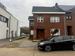 Halfopen te verbouwen woning op rustige locatie in Maasmechelen - perceel 6a79caDeze halfopen woning biedt heel wat potentieel voor wie op zoek is...
