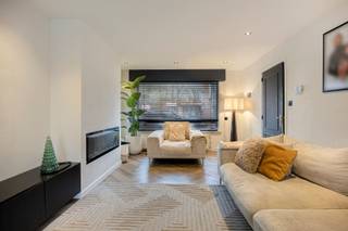 <p><span>Instapklare HOB met 3 slaapkamers garage en tuin.</span></p><p><span>Op zoek naar een gezellige, instapklare woning in een rustige en kindvriendelijke buurt? Deze charmante halfopen bebouwing, gelegen in het hart van Tisselt, biedt alles wat u nodig heeft voor comfortabel wonen.</span></p><p><span>Dankzij de gunstige ligging, vlakbij belangrijke invalswegen, bereikt u vlot de steden Antwerpen, Brussel en Mechelen ideaal voor woon-werkverkeer.</span></p><p><span>Indeling:</span><span><br />Bij het binnenkomen treft u een inkomhal met apart gastentoilet. De lichtrijke leefruimte sluit naadloos aan op de keuken, die toegang biedt tot de aangename tuin perfect om te ontspannen of te genieten met familie en vrienden.</span></p><p><span>Op de eerste verdieping bevinden zich drie volwaardige slaapkamers en een badkamer. De zolderverdieping biedt extra mogelijkheden en kan ingericht worden als vierde slaapkamer, hobbyruimte of praktische opslagruimte.</span></p><p><span>Buitenruimte:</span><span><br />De tuin is een echte troef en beschikt over een ruime garage, voorzien van een nieuwe automatische poort.</span></p><p><span>Troeven:</span></p><ul><li><span>Instapklaar </span></li><li><span>Rustige, kindvriendelijke ligging </span></li><li><span>Goede bereikbaarheid </span></li><li><span>3 tot 4 slaapkamers </span></li><li><span>Garage met automatische poort </span></li></ul><p><span>Een ideale gezinswoning met tal van mogelijkheden!</span></p>