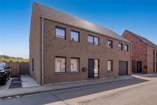 <p><span>OPEN DEUR ZATERDAG 26/09. Deze energiezuinige EPC A-woning met 5 slaapkamers nabij Leuven is vrij te bezoeken op zaterdag 26 september tussen 14u30 en 17u00. U bent van harte welkom!</span></p><p><span> </span></p><p><span>Rustig, doch centraal gelegen op een zucht van Leuven, de mooie Vijvers van Bellefroid en vlakbij alle belangrijke invalswegen, zijn wij verheugd deze recente, instapklare en bijzonder energiezuinige gezinswoning met EPC-label A te koop aan te bieden.</span></p><p><span> </span></p><p><span>Deze kwalitatieve woning, gebouwd in 2018, is gelegen op een mooi perceel van 522 m² en beschikt over maar liefst 243 m² bewoonbare oppervlakte.</span></p><p><span> </span></p><p><span>Het gelijkvloers omvat een inkomhal met vestiaire en gastentoilet en een lichtrijke leefruimte met eetplaats die naadloos aansluit op de volledig ingerichte open keuken. Grote raampartijen zorgen voor een aangename natuurlijke lichtinval en een optimale verbinding met de tuin. Verder bevinden zich op het gelijkvloers een praktische berging/wasplaats en twee inpandige garages, voorzien van automatische sectionale poorten.</span></p><p><span> </span></p><p><span>De eerste verdieping biedt uitzonderlijk veel ruimte met maar liefst 5 volwaardige slaapkamers, een aparte dressing- of bureauruimte en een badkamer, uitgerust met een ruime inloopdouche. Daarnaast beschikt deze woning over een grote en praktische bergzolder van ongeveer 55 m², ideaal als extra opslagruimte.</span></p><p><span> </span></p><p><span>Ook buiten heeft deze woning heel wat te bieden. De zuidgerichte en onderhoudsvriendelijke tuin vormt een heerlijke plek om tot rust te komen en is uitgerust met een zwembad en een overdekt terras, zodat u steeds optimaal van het buitenleven kunt genieten.</span></p><p><span> </span></p><p><span>Dankzij onder meer het EPC-label A, de aanwezigheid van zonnepanelen, een thuisbatterij en de conforme elektrische installatie is deze hedendaagse woning ideaal voor wie comfort, ruimte en energiezuinigheid hoog in het vaandel draagt.</span></p><p><span> </span></p><p><span>Kortom, een instapklare en uiterst ruime gezinswoning die uitblinkt in wooncomfort, energiezuinigheid en bereikbaarheid, met maar liefst 5 slaapkamers, 2 inpandige garages, een ruime bergzolder en een zuidgerichte tuin met zwembad en overdekt terras. Contacteer ons snel en ontdek zelf alle troeven die deze prachtige woning te bieden heeft.</span></p><p><span> </span></p>