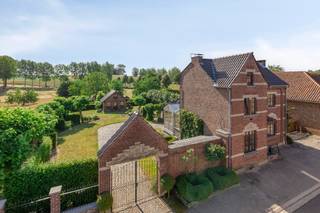 Op een uitzonderlijke ligging, aan het einde van een rustige straat en grenzend aan uitgestrekte weilanden en velden, vinden we deze charmante...