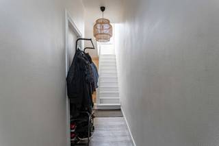 <p>Op zoek naar een instapklare woning met karakter en gunstig EPC? Wij hebben ze gevonden! Deze woning bevindt zich op de Albrechtlaan 22, vlak bij het centrum, winkels op de hoek, vlotte verbindingen met het openbaar vervoer én op een boogscheut van de E40. Kortom de ideale uitvalsbasis. Deze woning komt u binnen in de inkomhal met mooie authentieke trappen. Ook op het gelijkvloers vindt u een gastentoilet en de ruime leefruimte. De trap naar beneden brengt u naar de keuken die uitgeeft op de gezellige en grote stadstuin. Op het eerste verdiep vinden we de badkamer en een eerste slaapkamer. Gaan we naar het tweede verdiep dan vindt u hier een tweede slaapkamer en een bureau / derde slaapkamer. De laatste trap brengt je naar slaapkamer nummer 4 met eigen badkamer.</p>
<p>Maak vandaag nog uw afspraak en laat je verrassen.</p>