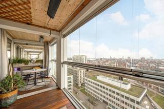 Dit lichtrijk 2-slaapkamerappartement op de 11de verdieping, gelegen te Léon Stynenstraat 70, biedt een prachtig panoramisch zicht over het...