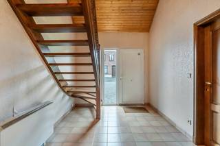 Deze te renoveren gezinswoning is gelegen op een perceel van 6a78ca in Begijnendijk, op korte afstand van het centrum met winkels, scholen en andere dagelijkse voorzieningen. Dankzij de gunstige ligging geniet je bovendien van een vlotte verbinding richting Aarschot, de E314 en de omliggende gemeenten.<br /><br />Op de gelijkvloerse verdieping kom je binnen via de inkomhal, die toegang geeft tot een afzonderlijk gastentoilet, een eerste slaapkamer, de leefruimte en de aanpalende keuken. Zowel vanuit de leefruimte als de keuken geniet je van een aangenaam zicht op het terras en de tuin. Verder beschikt deze verdieping over een praktische tussenruimte met douchecel en aansluitingen voor wasmachine en droogkast, alsook een inpandige garage met kantelpoort.<br /><br />Via de nachthal op de eerste verdieping bereik je drie ruime slaapkamers, een dressingkamer die eveneens perfect kan dienen als bureau of hobbyruimte en een badkamer.<br /><br />Vooraan de woning is er parkeergelegenheid voor twee wagens en achteraan bevindt zich nog een metalen tuinberging voor extra opslagruimte. Deze woning biedt een uitstekende basis voor wie op zoek is naar een renovatieproject dat volledig naar eigen smaak kan worden ingericht. Dankzij de gunstige ligging, het ruime perceel en de vier slaapkamers vormt dit pand zowel een interessante gezinswoning als een waardevaste investering.<br /><br />Bij interesse kan u contact opnemen met Jan Schrijvers via 0495 18 95 81 of janschrijvers@immojanstas.be.<br /><br />Bijkomende info (EPC, bodemattest, elektriciteitsattest, enz...) kan U hier downloaden ↓