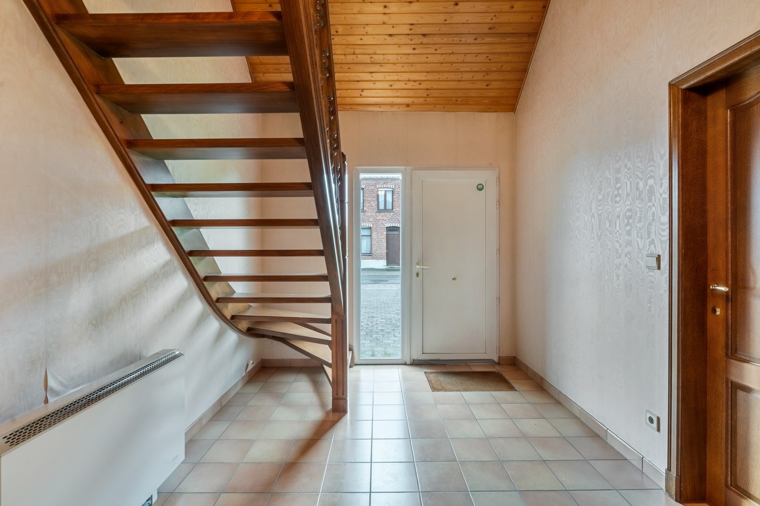 Te renoveren woning met vier slaapkamers, inpandige garage en noordwest georiënteerde tuin op een perceel van 6 are 78 ca te Begijnendijk ! - foto 3