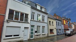 Dit aangenaam en instapklaar appartement combineert een centrale ligging met hedendaags wooncomfort. Het werd recent gerenoveerd en volledig in...