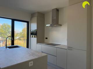 <p><span>Dans cet appartement aux finitions soignées, vous profiterez d'un cadre de vie moderne, de matériaux de qualité et d'une grande luminosité. L'appartement allie un agencement pratique à un confort de vie contemporain et dispose en outre de pas moins de deux terrasses.</span></p><p><span>Il est équipé d'un chauffage au sol et, grâce au système de ventilation de classe D, vous bénéficierez d'un climat intérieur agréable. Au niveau -1 se trouvent une place de parking privative avec possibilité de recharge électrique, ainsi qu'un débarras supplémentaire. Des locaux à vélos communs sont également disponibles.</span></p><p><span>Agencement :</span></p><p><span>Au rez-de-chaussée se trouve un débarras privatif. L'ascenseur nous conduit au deuxième étage, où l'on pénètre dans l'appartement par le hall d'entrée. Ce hall d'entrée donne accès à toutes les pièces et offre en outre la possibilité d'aménager un vestiaire pratique.</span></p><p><span>Le spacieux espace de vie avec cuisine ouverte constitue le cur de lappartement. La cuisine bénéficie de finitions de qualité et dispose dun bel îlot de cuisine ainsi que de tous les appareils nécessaires. Grâce à ses grandes baies vitrées, cette pièce bénéficie dune lumière naturelle particulièrement abondante.</span></p><p><span>Depuis le salon, on accède à la terrasse à l'avant, équipée d'un éclairage et d'un branchement électrique. On accède également à une deuxième terrasse sur le côté de l'appartement. Depuis le salon, on accède au local technique.</span></p><p><span>De retour dans le hall d'entrée, on trouve deux chambres, dont l'une donne accès à la terrasse. Les deux chambres ont une superficie d'environ 13,6 m².</span></p><p><span>L'appartement dispose également d'une salle de bains avec double lavabo et d'une spacieuse douche à l'italienne. Il y a également des toilettes séparées.</span></p><p><span>Au niveau -1 se trouve la place de parking privative, avec possibilité de recharger un véhicule électrique. L'appartement dispose en outre de deux débarras privatifs.</span></p><p><span>Informations utiles :</span></p><p><span>·PEB en cours de demande, niveau E : 28</span></p><p><span>·Caution locative : 3 mois</span></p><p><span>·État des lieux : 225 par partie</span></p><p><span>·Charges communes : 80/mois (entretien des parties communes, ascenseur et minuterie)</span></p><p><span>·Place de parking : 75/mois</span></p><p><span>·Disponible immédiatement</span></p><p><span> </span></p><p><span>Prenez rendez-vous EN LIGNE dès maintenant. Rendez-vous sur la page du bien concerné sur notre site web www.habicom.be et cliquez sur le bouton rose « PRENDRE RENDEZ-VOUS ».</span></p><p><span>Choisissez le moment qui vous convient le mieux, remplissez les coordonnées demandées, puis cliquez sur « Envoyer » pour confirmer.</span></p><p><span>Vous souhaitez connaître la valeur de votre logement ? Vérifiez-la gratuitement sur www.watismijnhuiswaard.be</span></p><p><span> </span></p>