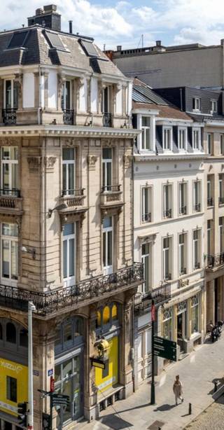 Moderne en comfortabele kantoorruimte, ideaal gelegen naast de Congreskolom, tussen het Centraal Station en de Botanische Tuinen.Talrijke...